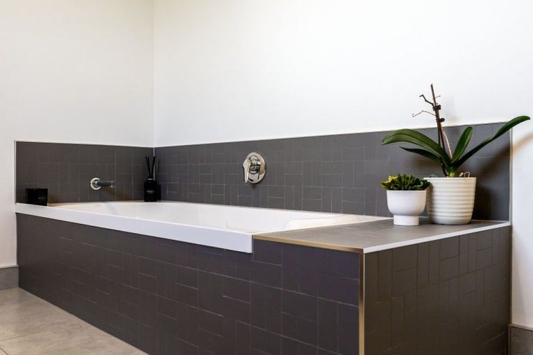 Photo of property in 5b Kawau Road, Greenlane, Auckland, 1061