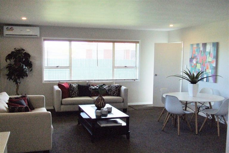 Photo of property in 2/34 Blacklock Avenue, Henderson, Auckland, 0612