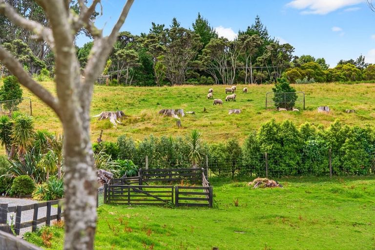 Photo of property in 1014 South Head Road, South Head, Helensville, 0874