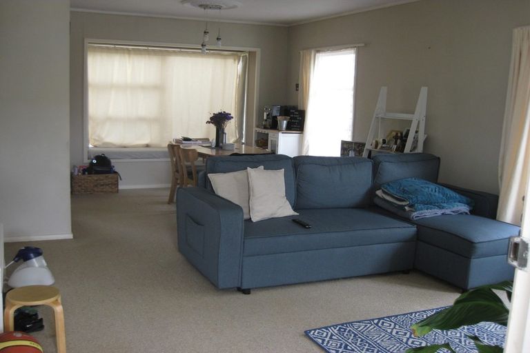 Photo of property in 1/15 Woodall Place, Totara Vale, Auckland, 0627