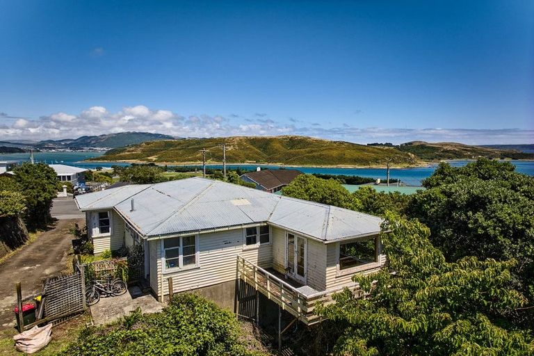 Photo of property in 16 Walker Avenue, Paremata, Porirua, 5026