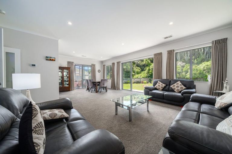 Photo of property in 5 Crompton Avenue, Churton Park, Wellington, 6037