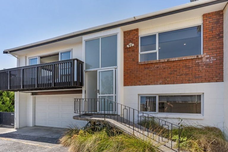 Photo of property in 2/76 Heathcote Road, Castor Bay, Auckland, 0620