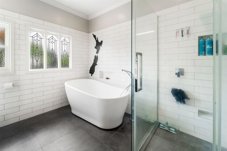 Photo of property in 2/118 East Coast Road, Forrest Hill, Auckland, 0620