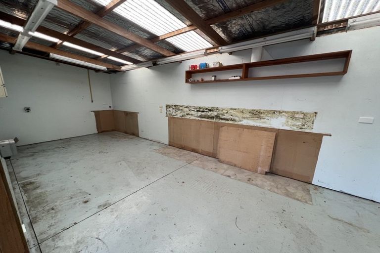 Photo of property in 8 Burgundy Park Avenue, Henderson, Auckland, 0612