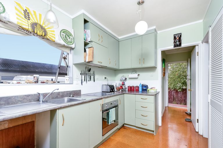 Photo of property in 2a Parakai Avenue, Parakai, 0830