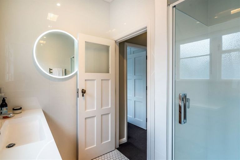 Photo of property in 1/193 Queen Street, Northcote Point, Auckland, 0627