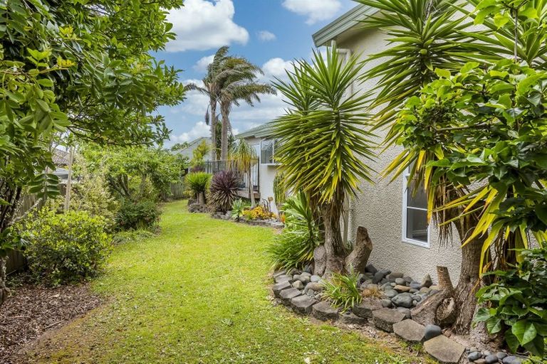Photo of property in 9 Whiting Grove, West Harbour, Auckland, 0618