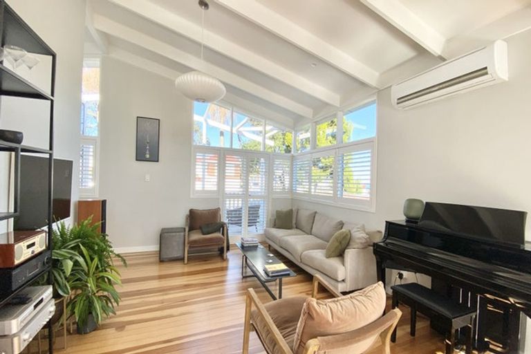 Photo of property in 33 Lynbrooke Avenue, Blockhouse Bay, Auckland, 0600