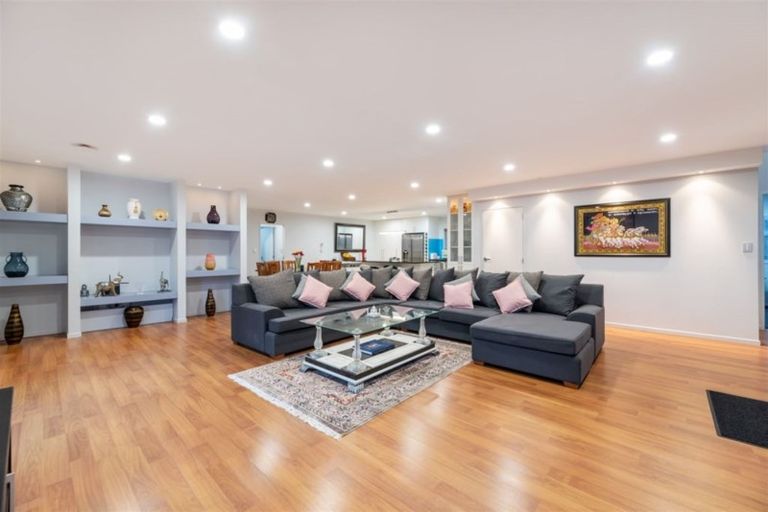 Photo of property in 92 Lake Panorama Drive, Henderson Valley, Auckland, 0612