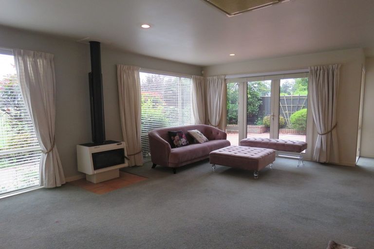 Photo of property in 2/271 Memorial Avenue, Burnside, Christchurch, 8053