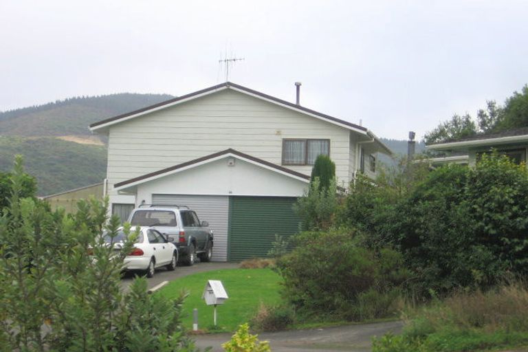 Photo of property in 20 Zande Terrace, Tawa, Wellington, 5028
