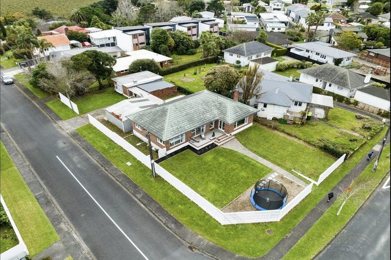 Photo of property in 58 Yeovil Road, Te Atatu Peninsula, Auckland, 0610