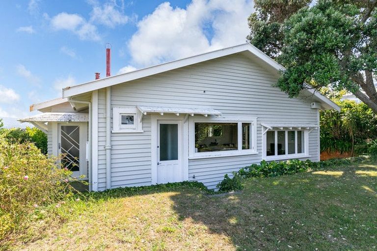 Photo of property in 102 Nevay Road, Karaka Bays, Wellington, 6022