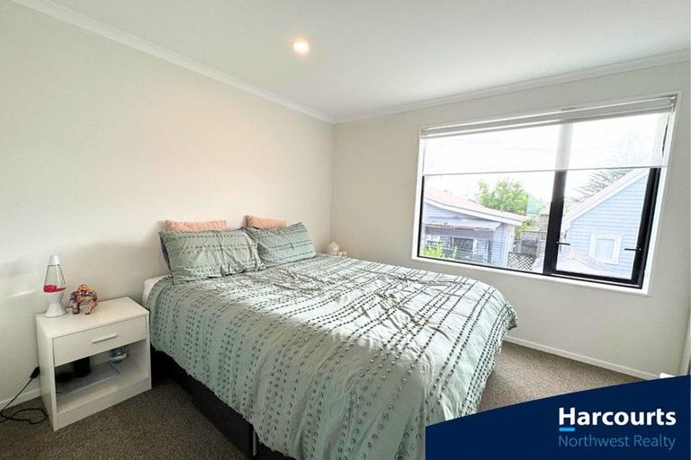 Photo of property in 8 Wharara Lane, Massey, Auckland, 0614