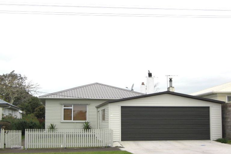 Photo of property in 17 Lyn Street, Lynmouth, New Plymouth, 4310