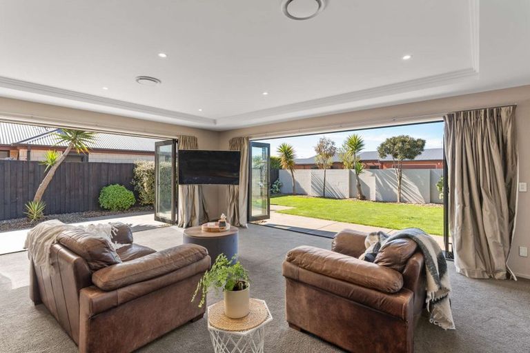 Photo of property in 27 Foresters Crescent, Parklands, Christchurch, 8083