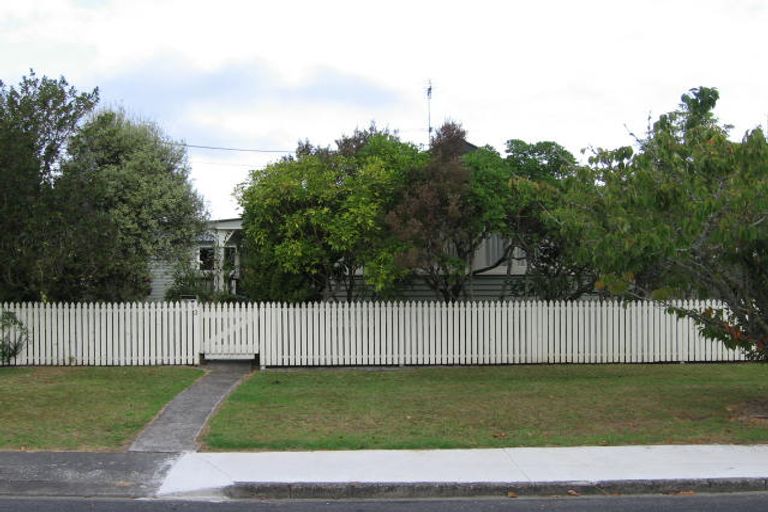 Photo of property in 3 Harrybrook Road, Green Bay, Auckland, 0604