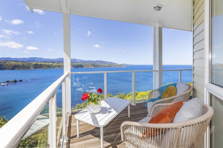 Photo of property in 16 Signallers Grove, Breaker Bay, Wellington, 6022