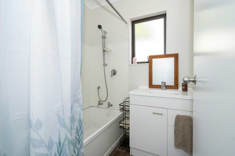 Photo of property in 28 Beauchamp Drive, Massey, Auckland, 0614