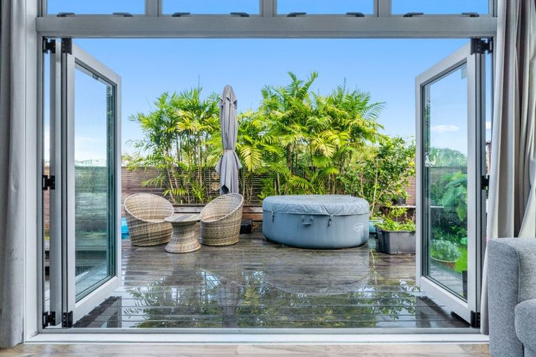 Photo of property in 11f Clearwater Cove, West Harbour, Auckland, 0618