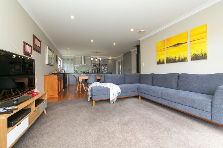 Photo of property in 18 Great North Road, Riverhead, 0820