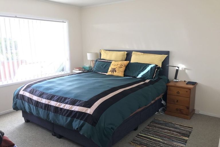 Photo of property in 1/309 Wairau Road, Totara Vale, Auckland, 0627