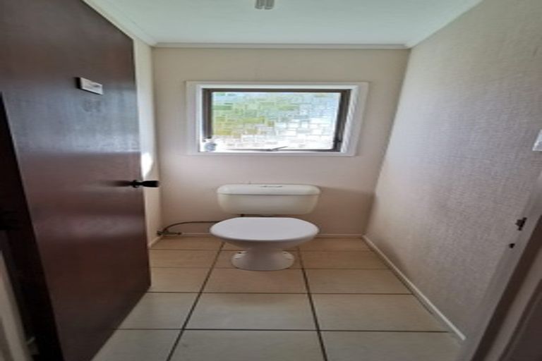 Photo of property in 2/5 Cairngorm Place, Highland Park, Auckland, 2010