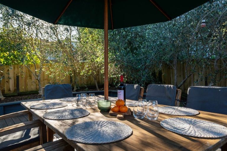 Photo of property in 1/6 Phillipa Place, Browns Bay, Auckland, 0630