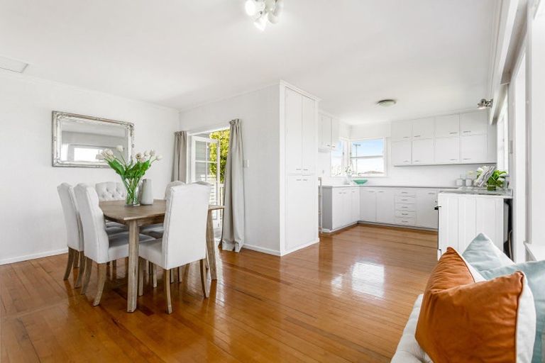 Photo of property in 32 Knights Road, Rothesay Bay, Auckland, 0630