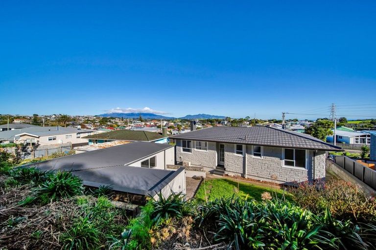 Photo of property in 25 Simons Street, Moturoa, New Plymouth, 4310