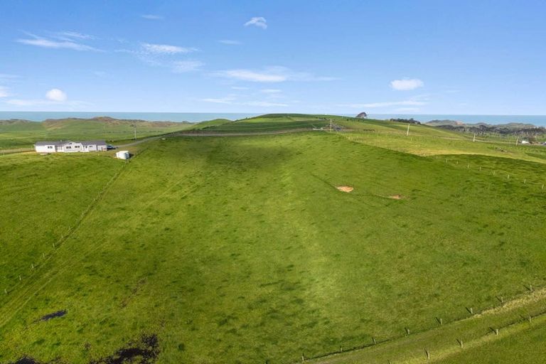 Photo of property in 177 Rehutai Road, Baylys Beach, 0377