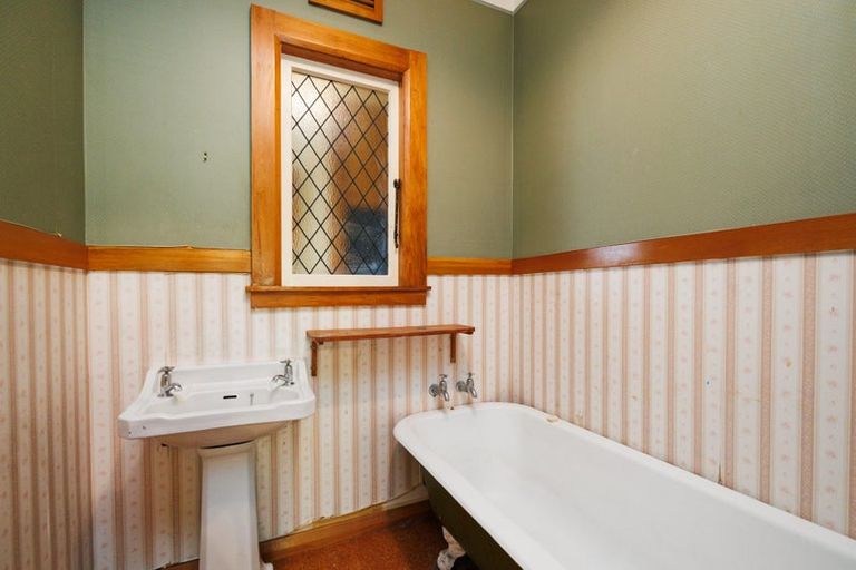 Photo of property in 33 Kingswood Street, Takaro, Palmerston North, 4412