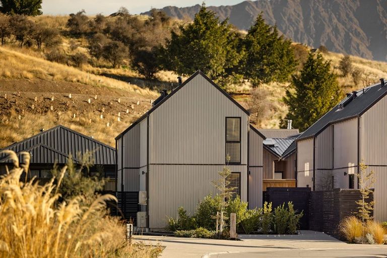 Photo of property in 33 Casterway Crescent, Jacks Point, 9371