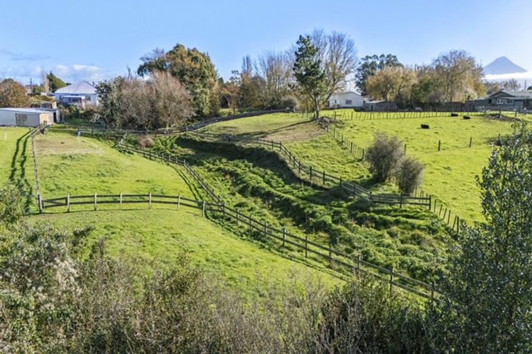 Photo of property in 16 Castle Street, Eltham, 4322