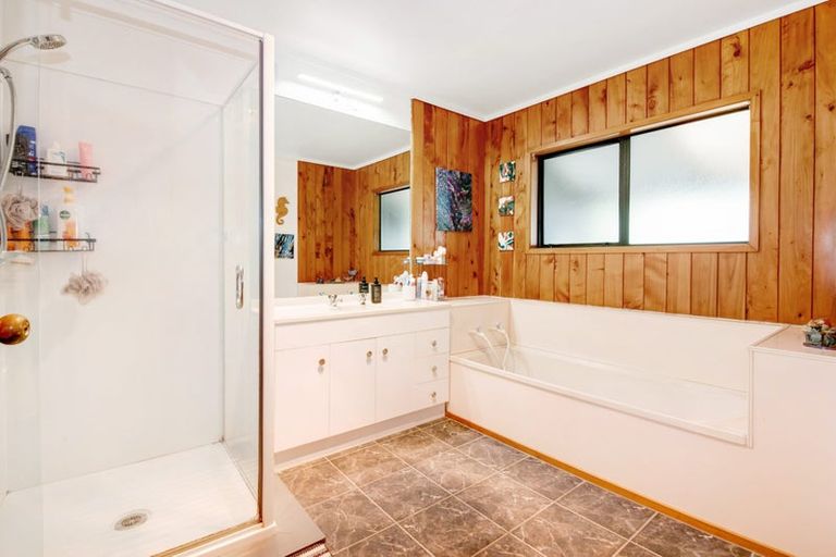 Photo of property in 2 Hand Road, Helensville, 0800