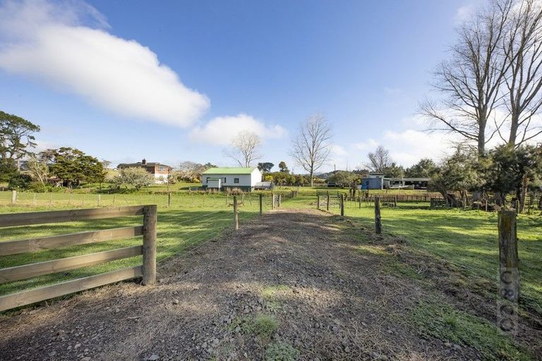 Photo of property in 271 Waitakere Road, Taupaki, Henderson, 0782