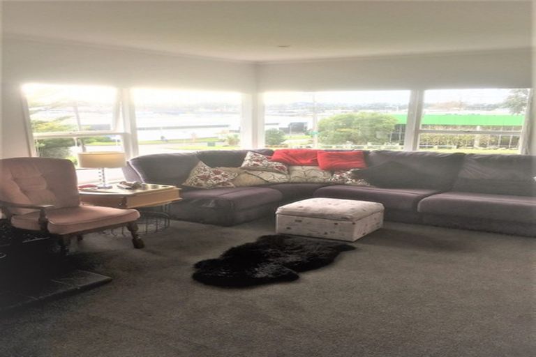 Photo of property in 2 Anne Road, Hillcrest, Auckland, 0627