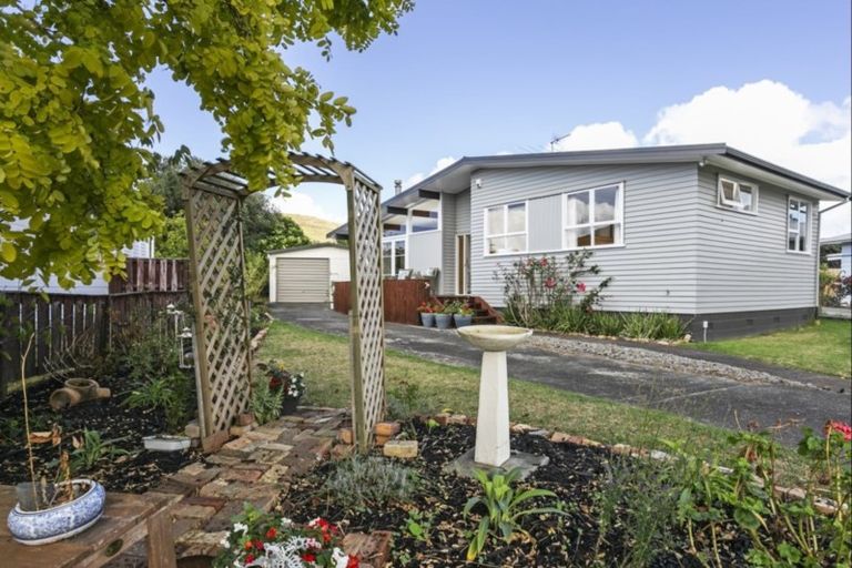 Photo of property in 18 Dalry Place, Mangere Bridge, Auckland, 2022