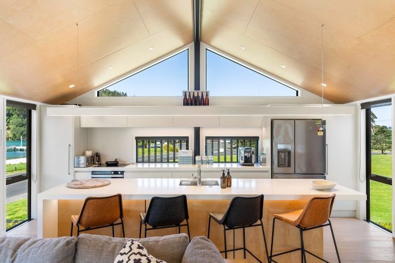 Photo of property in 101 Beach Road, Whangamata, 3620