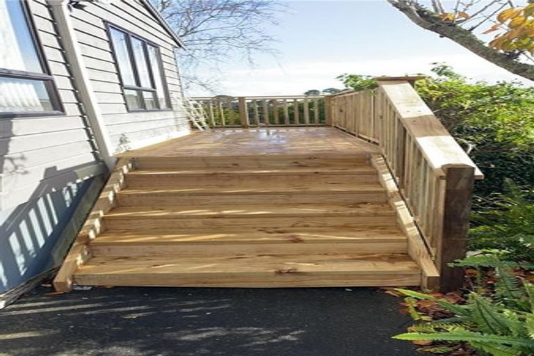 Photo of property in 1/17 Exeter Place, Unsworth Heights, Auckland, 0632