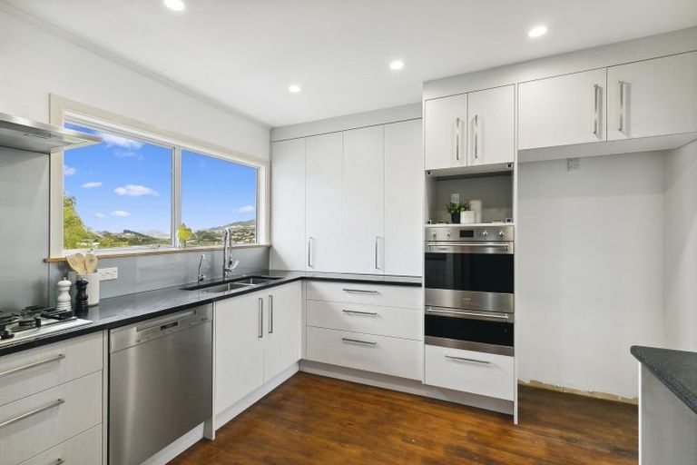 Photo of property in 12 Kinapori Terrace, Newlands, Wellington, 6037