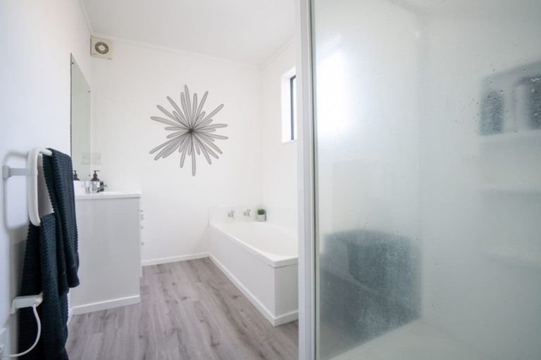 Photo of property in 8 Logan Place, Kelvin Grove, Palmerston North, 4414