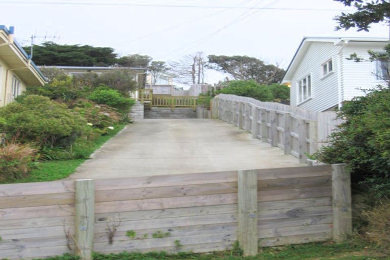 Photo of property in 22 Kinapori Terrace, Newlands, Wellington, 6037