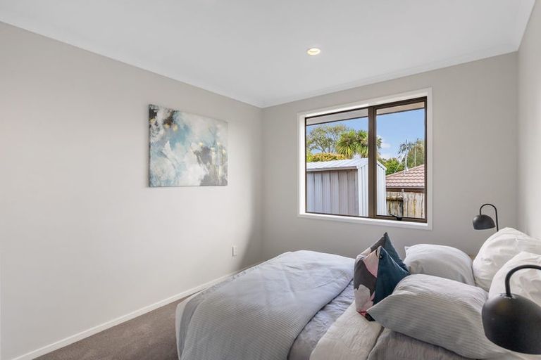 Photo of property in 5 Sunvista Avenue, Oteha, Auckland, 0632