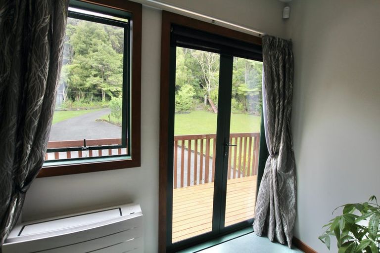 Photo of property in 2 Cascade Avenue, Waiatarua, Auckland, 0604