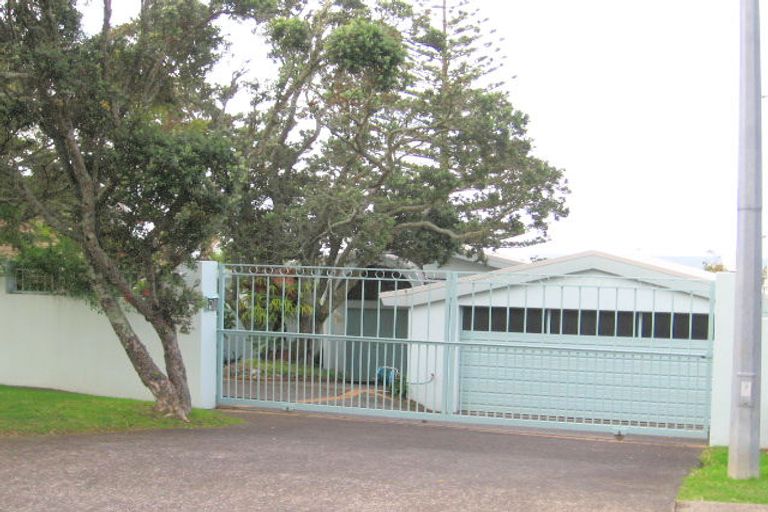 Photo of property in 32 Whitby Crescent, Mairangi Bay, Auckland, 0630
