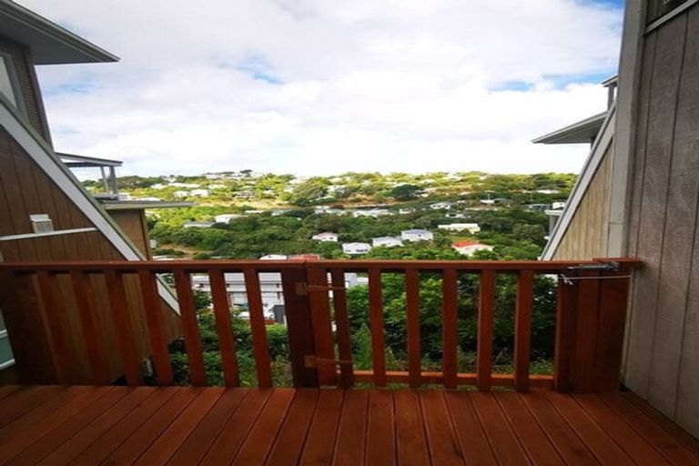 Photo of property in 73 Tiketike Way, Brooklyn, Wellington, 6021