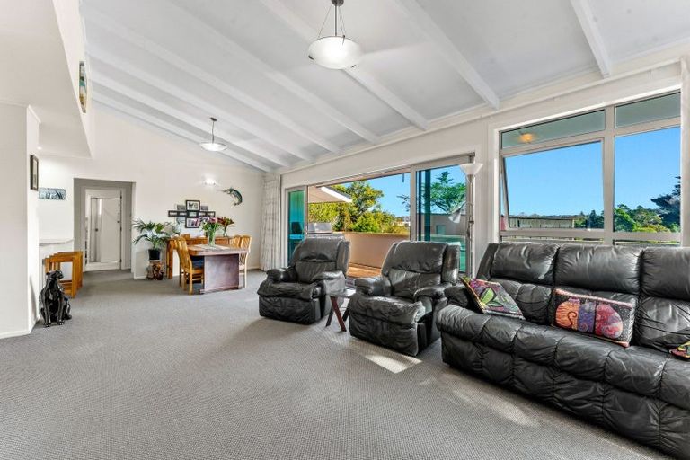 Photo of property in 11 Springbank Lane, Te Atatu Peninsula, Auckland, 0610