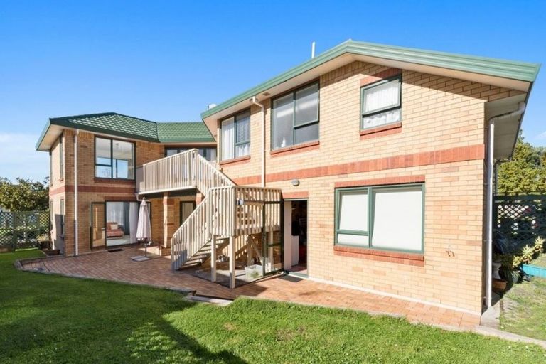 Photo of property in 8 Vinograd Drive, Te Atatu Peninsula, Auckland, 0610